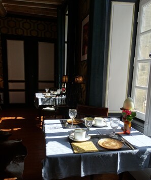 Desayuno continental gratuito y diario