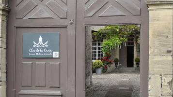 Pintu masuk properti