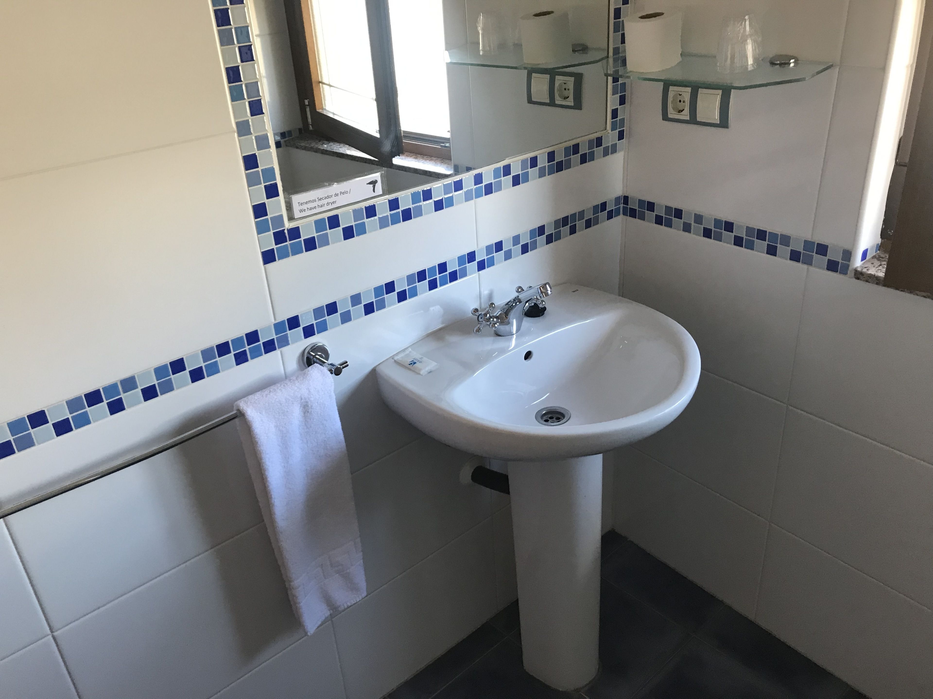 Habitación Confort con 2 camas individuales, vista a la montaña | Baño | Regadera, amenidades de baño gratuitas, secadora de cabello, toallas 