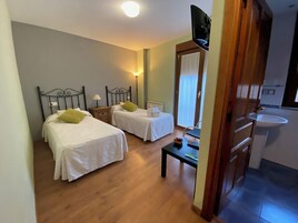 Habitación superior con 2 camas individuales, vistas a la montaña | Cortinas opacas, tabla de planchar con plancha, wifi gratis