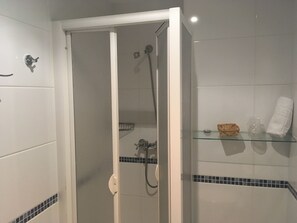 Comfort tweepersoonskamer, uitzicht op bergen | Verduisterende gordijnen, een strijkplank/strijkijzer, gratis wifi