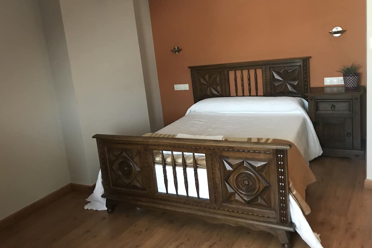 Apartamento família, 2 quartos, vista para a cidade | Cortinas blackout, ferros/tábuas de passar roupa, Wi-Fi de cortesia