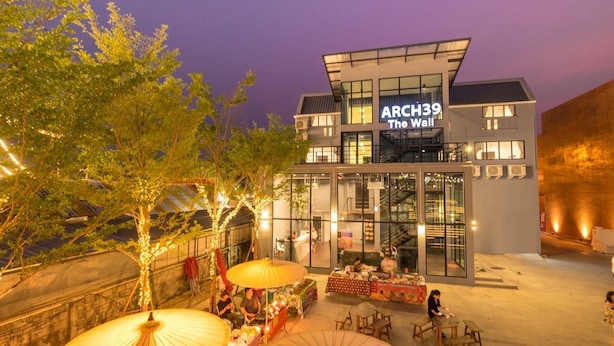 Un edificio moderno con un letrero que dice "ARCH39 The Wall".