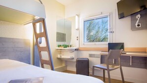 Shower, eco-friendly toiletries, towels - ibis budget Fréjus Saint-Raphaël Capitou A8 (Fréjus)