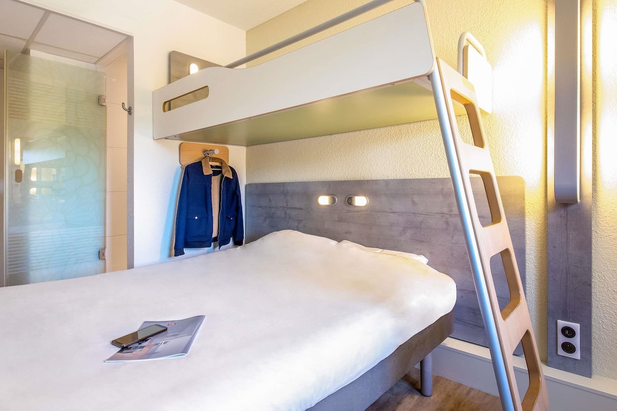 Escritorio, cortinas blackout y sistema de insonorización