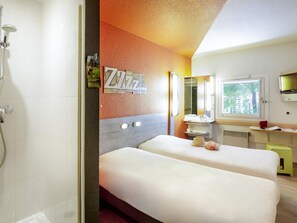 Phòng, 2 giường đơn | Bàn, màn/rèm cản sáng, phòng cách âm, bàn ủi/dụng cụ ủi quần áo 