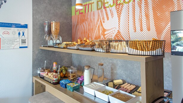 A breakfast buffet with various food items and condiments. - ibis budget Fréjus Saint-Raphaël Capitou A8 (Fréjus)
