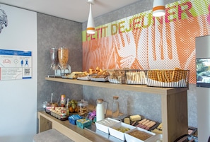 Petit déjeuner buffet (9.90 EUR par personne)