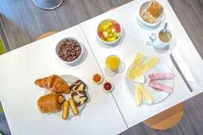 Petit déjeuner buffet (9.90 EUR par personne)