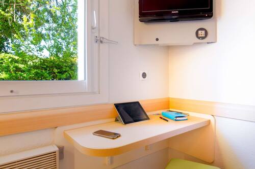 Bureau, rideaux occultants, chambres insonorisées