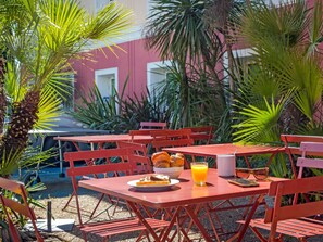 Terrace/patio - ibis budget Fréjus Saint-Raphaël Capitou A8 (Fréjus)