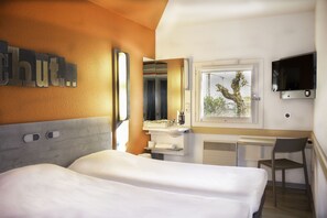 Twin Room, 2 Single Beds | 1 bedroom, desk, blackout curtains, soundproofing