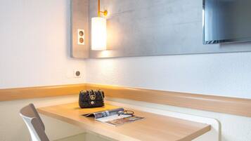 Escritorio, cortinas blackout, sistema de insonorización y wifi gratis