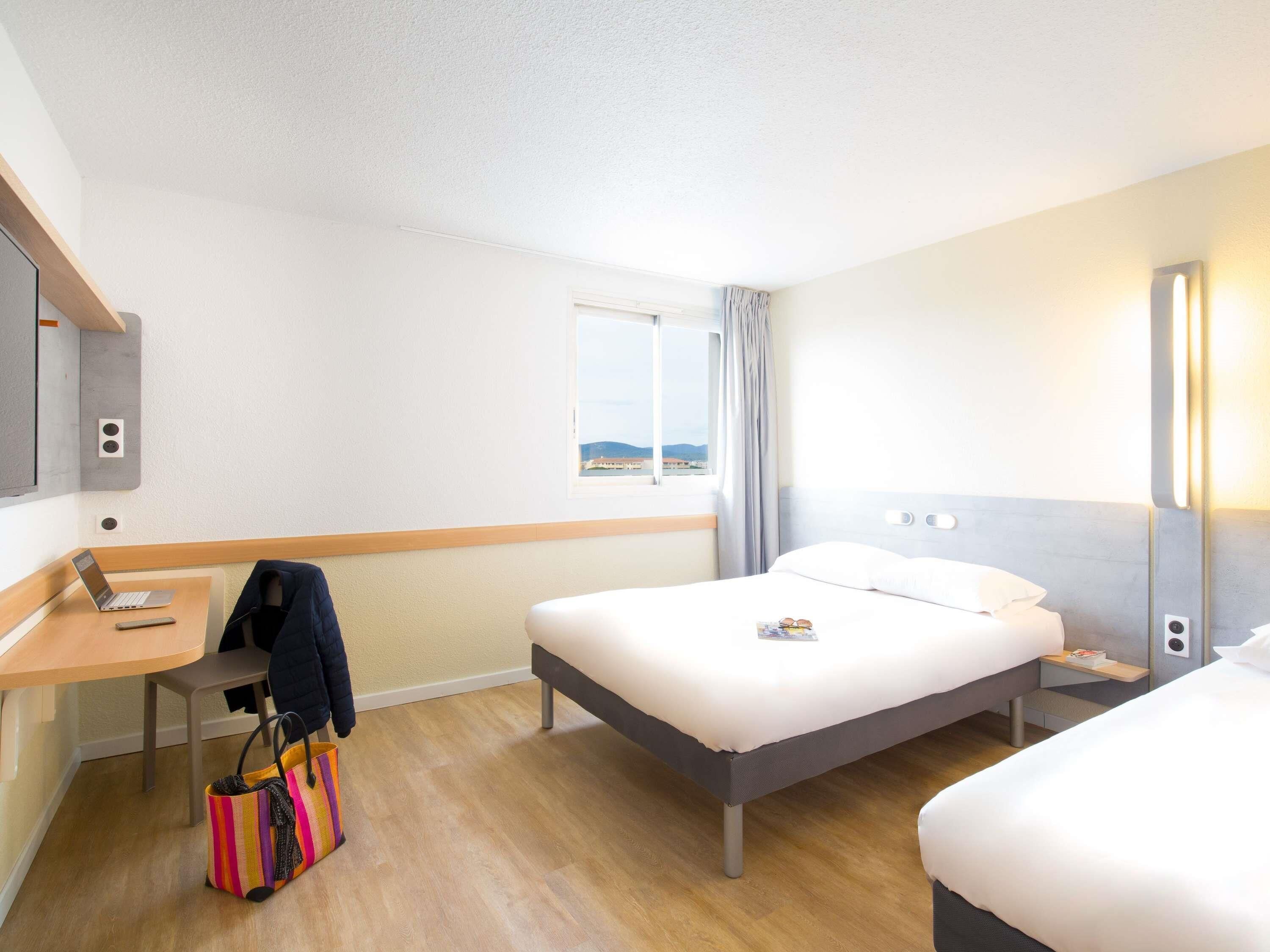 desk, blackout curtains, soundproofing, free wifi