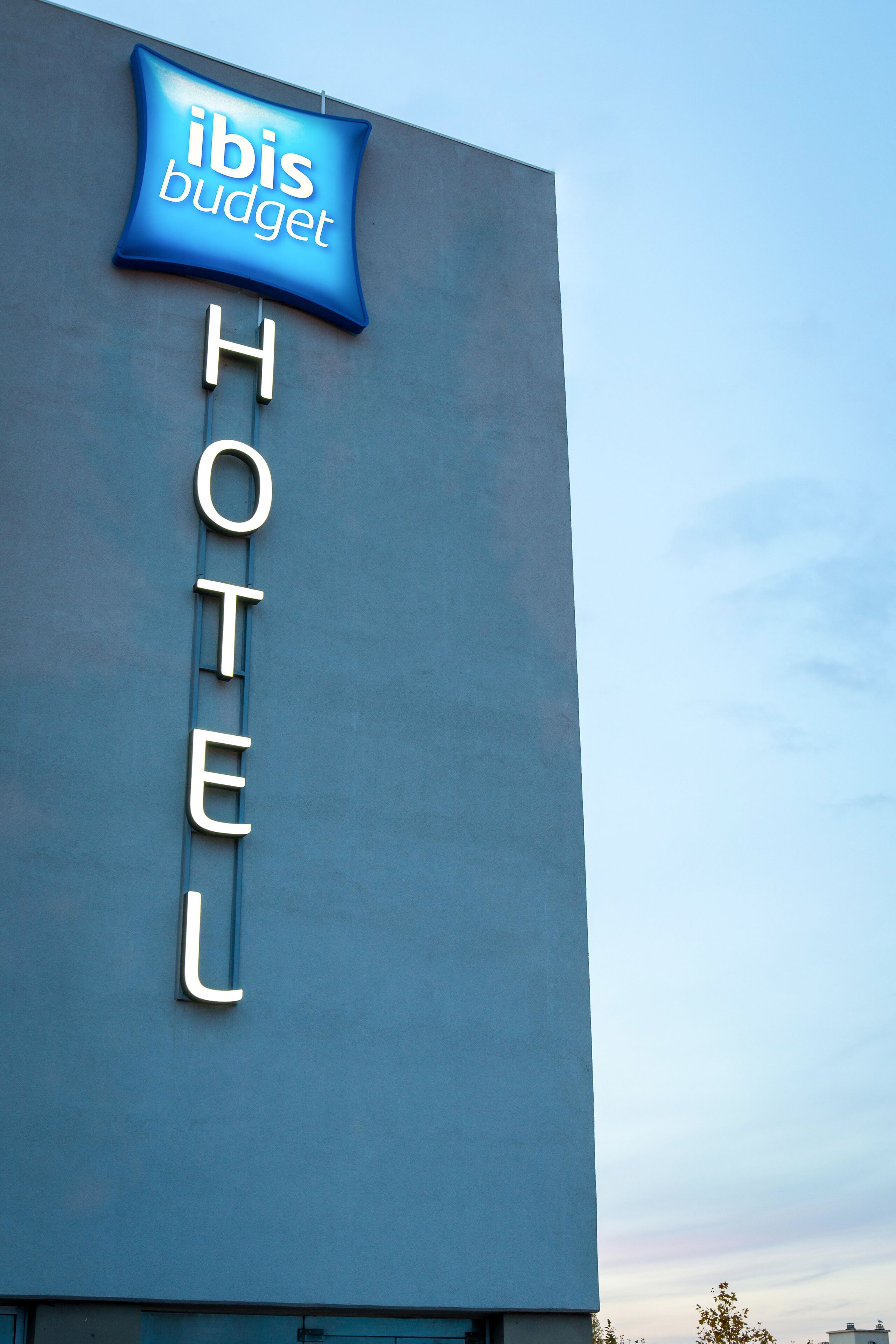 Un letrero de hotel con el nombre 'ibis budget' y la palabra 'HOTEL' en letras grandes.