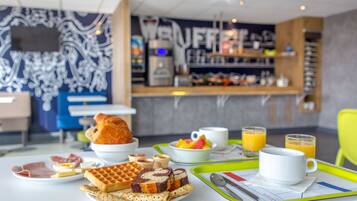 Frukostbuffé varje dag (EUR 11.00 per person)