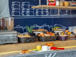 A breakfast buffet with various breads, pastries, and condiments. - ibis budget Fréjus Saint-Raphaël Centre et Plage (Fréjus)