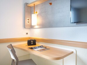 Desk, blackout drapes, soundproofing, free WiFi - ibis budget Fréjus Saint-Raphaël Centre et Plage (Fréjus)
