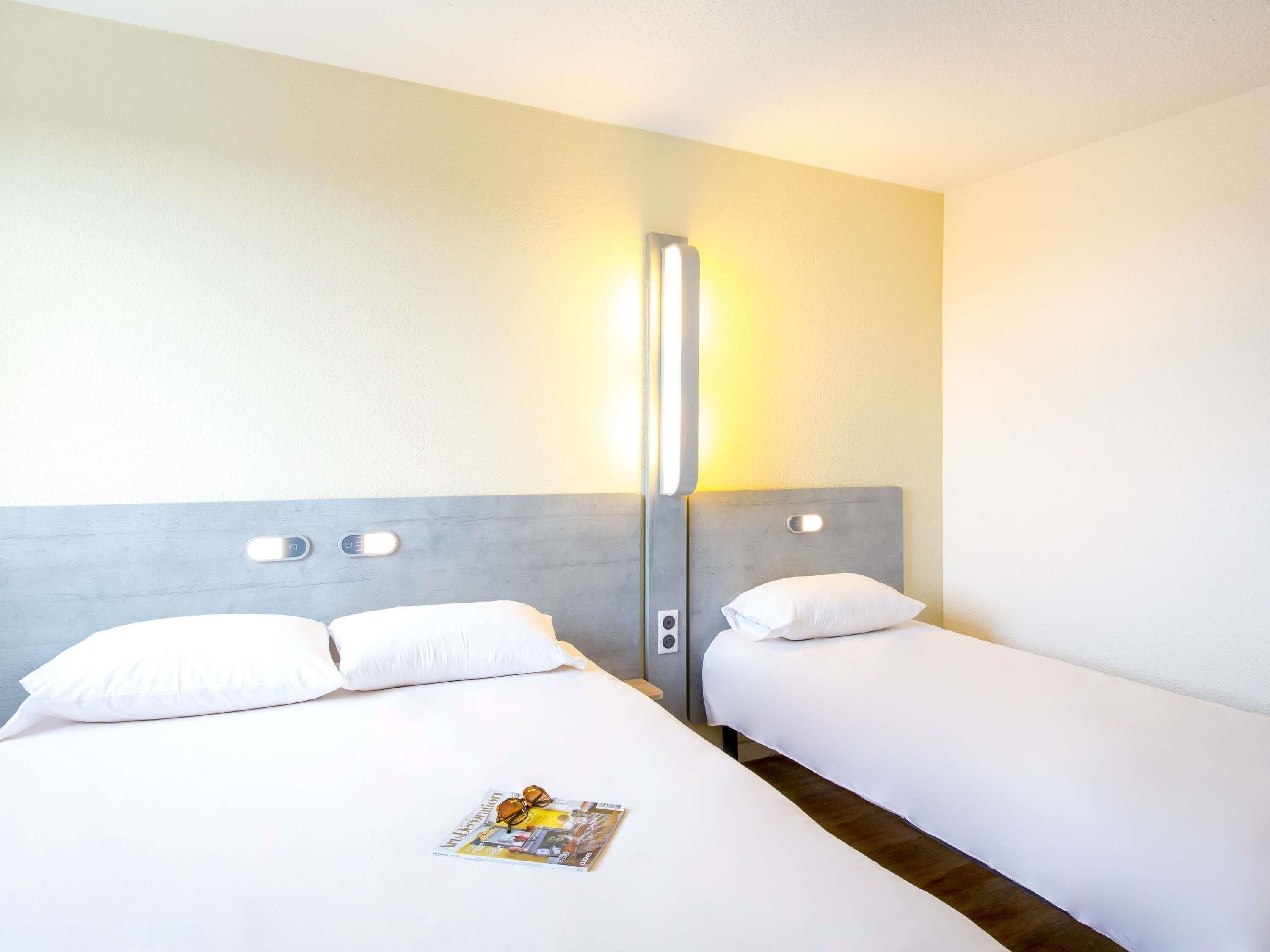 Camera tripla, 1 letto matrimoniale | Una scrivania, tende oscuranti, insonorizzazione, Wi-Fi gratuito