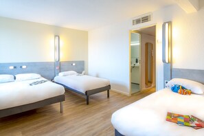 A hotel room with two single beds, a wooden floor, and a bathroom visible through an open door. - ibis budget Fréjus Saint-Raphaël Centre et Plage (Fréjus)