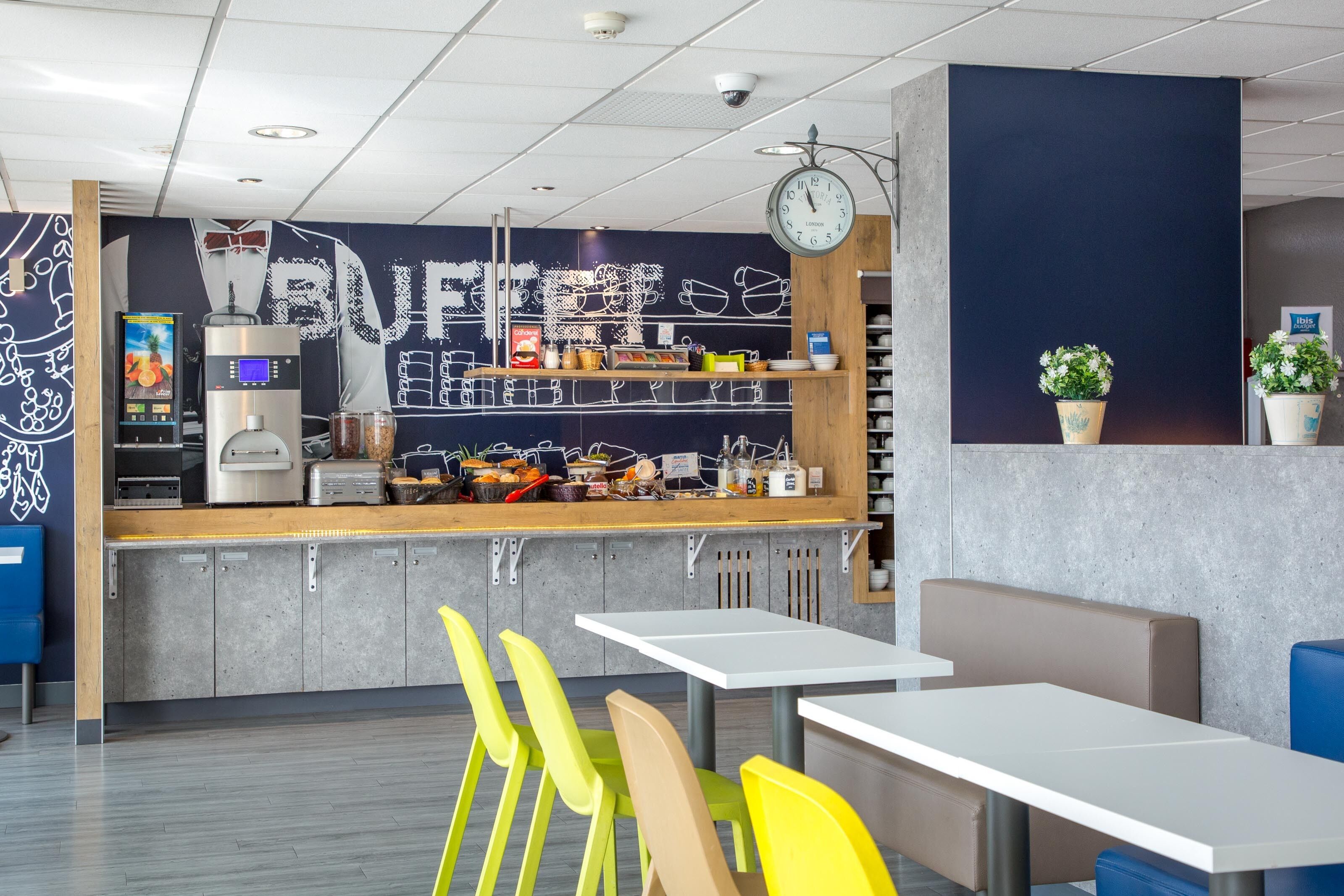 En moderne café med skranke, siddepladser og et ur.