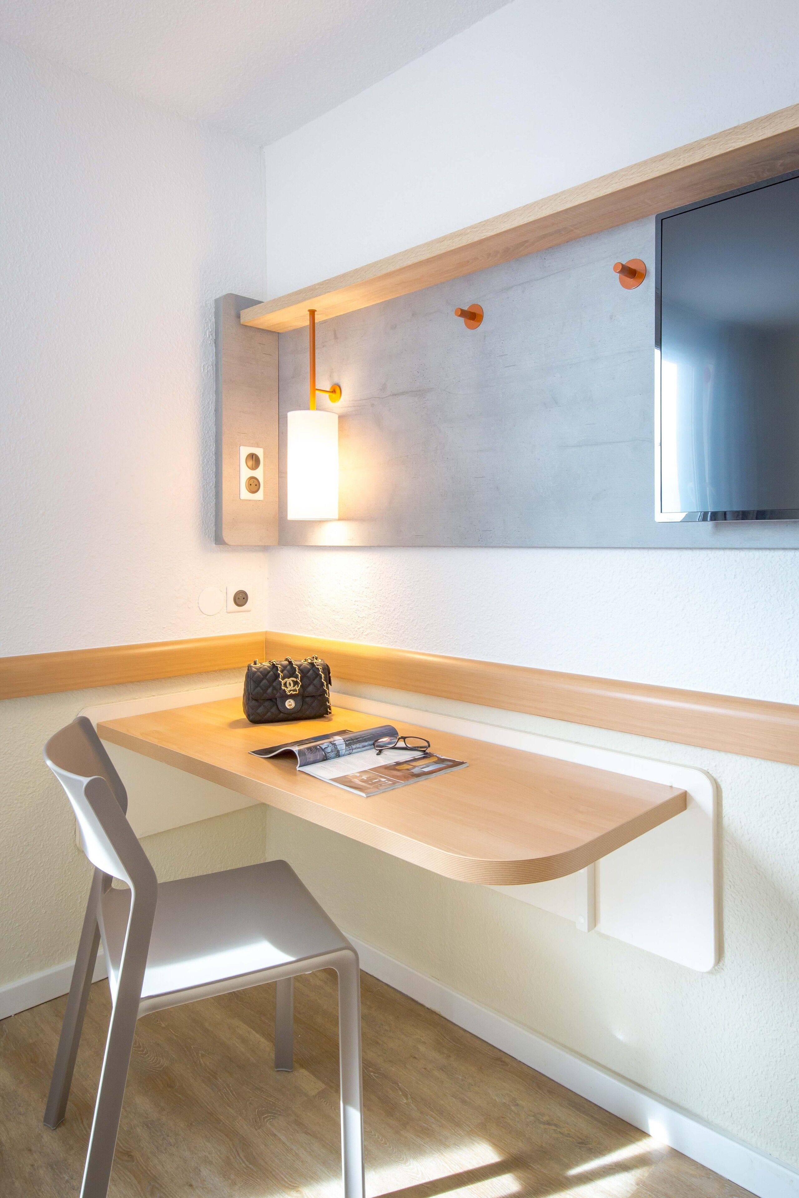 desk, blackout curtains, soundproofing, free wifi