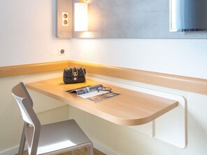 Family Room | Desk, blackout drapes, soundproofing, free WiFi - ibis budget Fréjus Saint-Raphaël Centre et Plage (Fréjus)