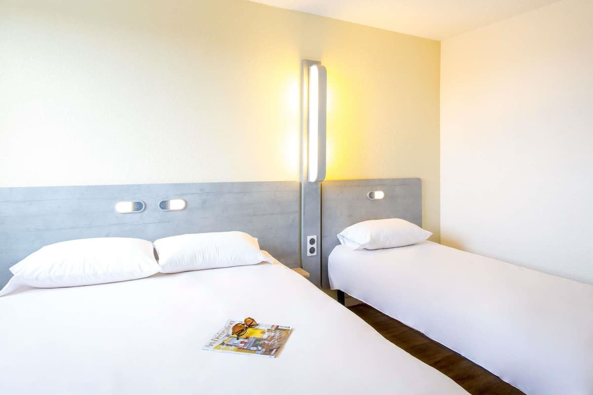 Triple Room, 1 Double Bed | Desk, blackout drapes, soundproofing, free WiFi
