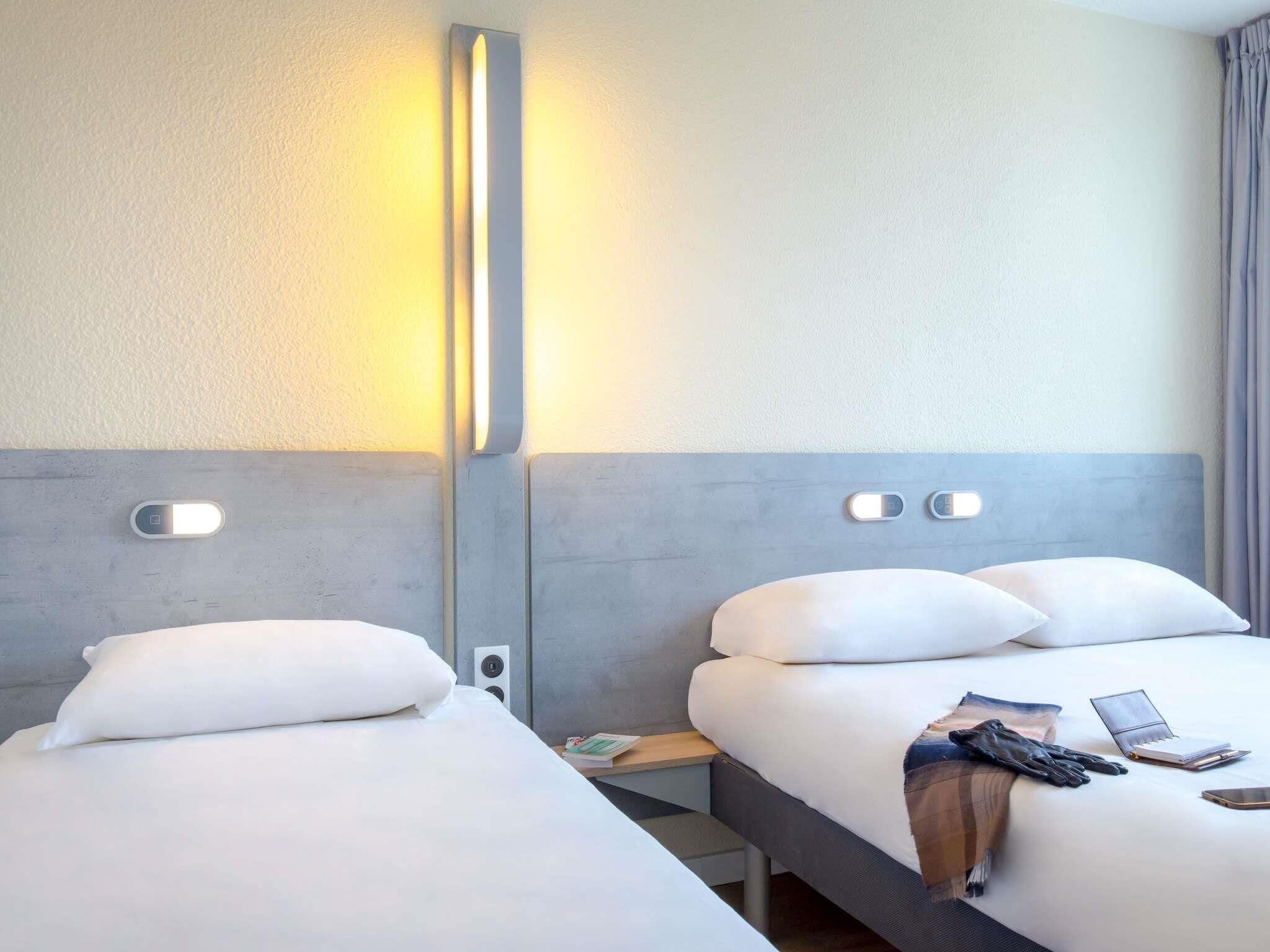 Kamer, 2 eenpersoonsbedden | Een bureau, verduisterende gordijnen, geluiddichte muren, gratis wifi