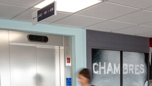 An elevator with a digital display showing the number 3, a sign indicating the direction to the 101st floor, and a doormat with the text "ibis budget hotel CHAMBERS". - ibis budget Fréjus Saint-Raphaël Centre et Plage (Fréjus)