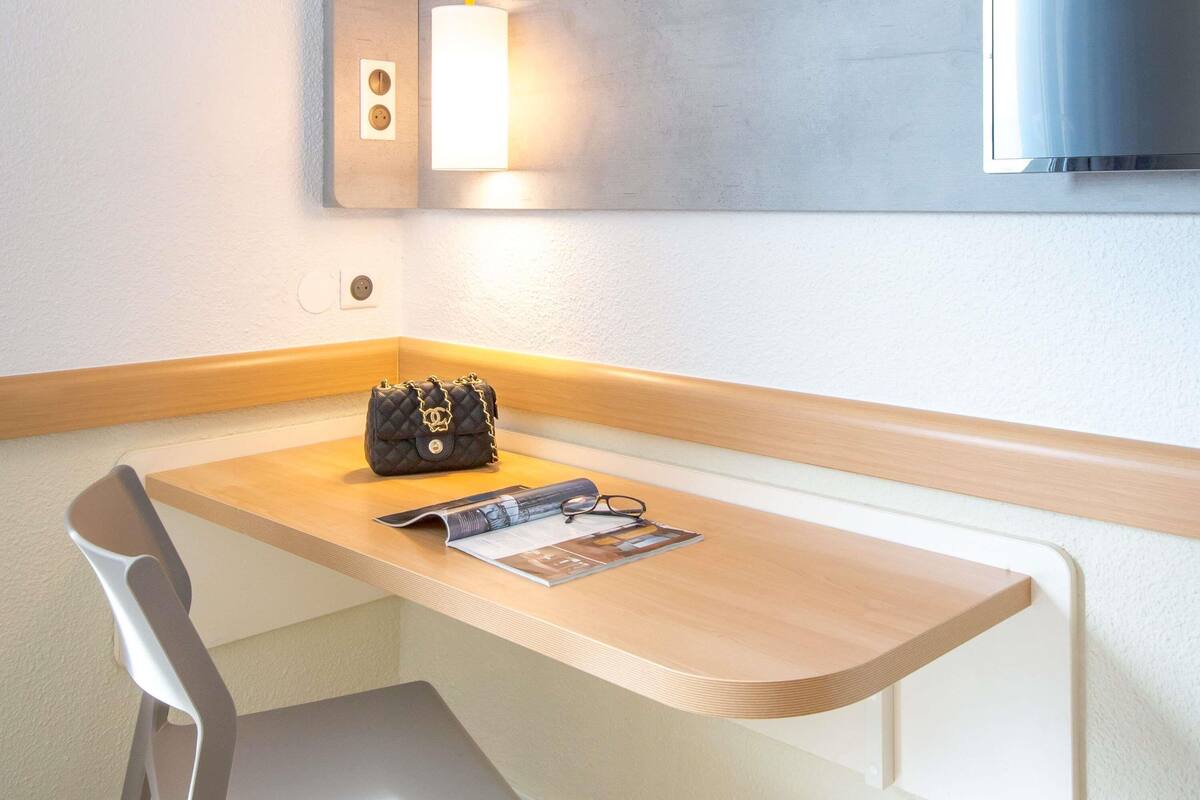 ファミリー ルーム | デスク、遮光カーテン、防音設備、WiFi (無料)