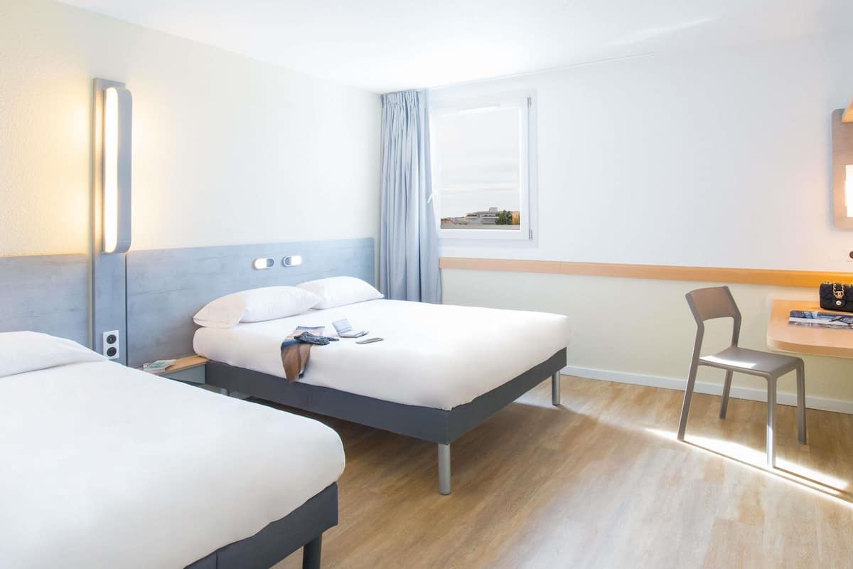 Habitación triple, 1 cama matrimonial | Escritorio, cortinas blackout, insonorización y wifi gratis