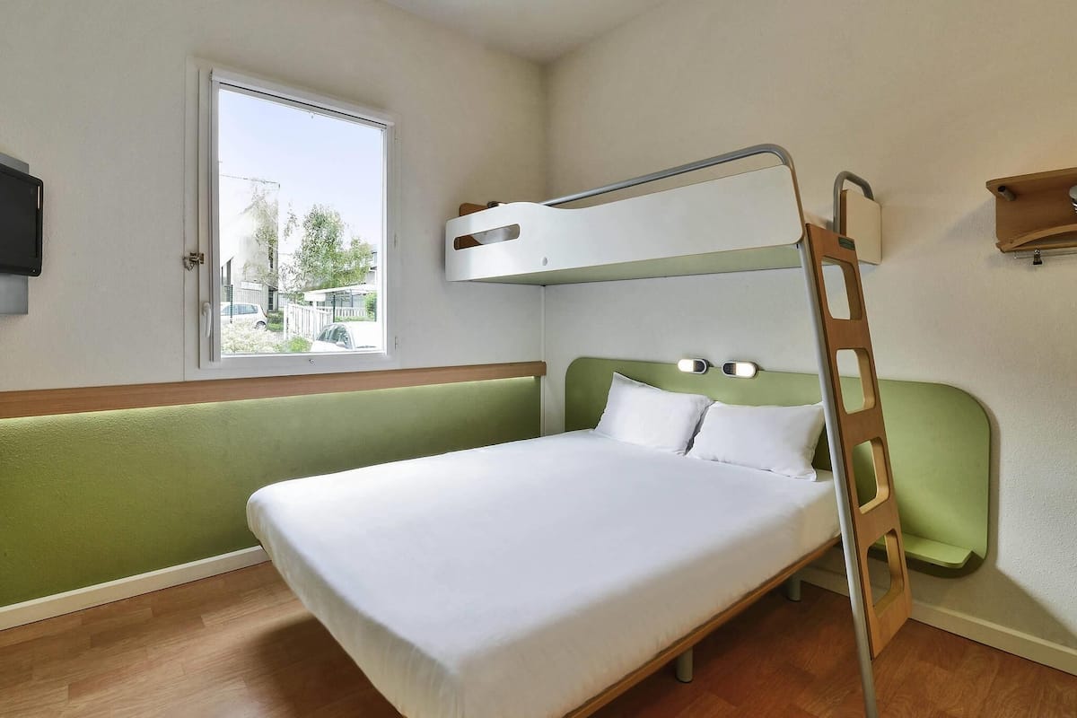 Desk, soundproofing, iron/ironing board, free WiFi