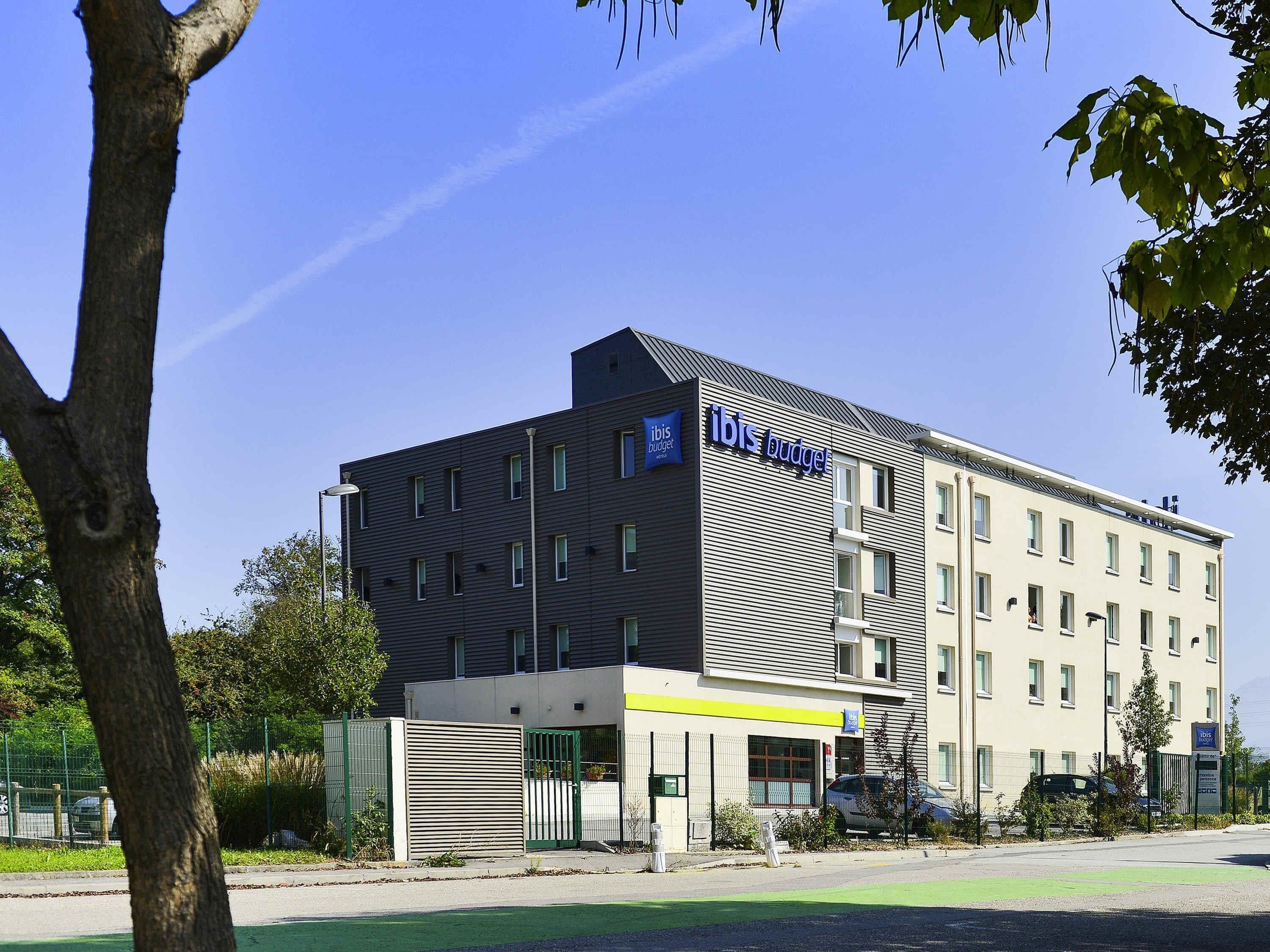 Un hôtel moderne, avec un toit plat, de nombreuses fenêtres et une enseigne « ibis Budget ».