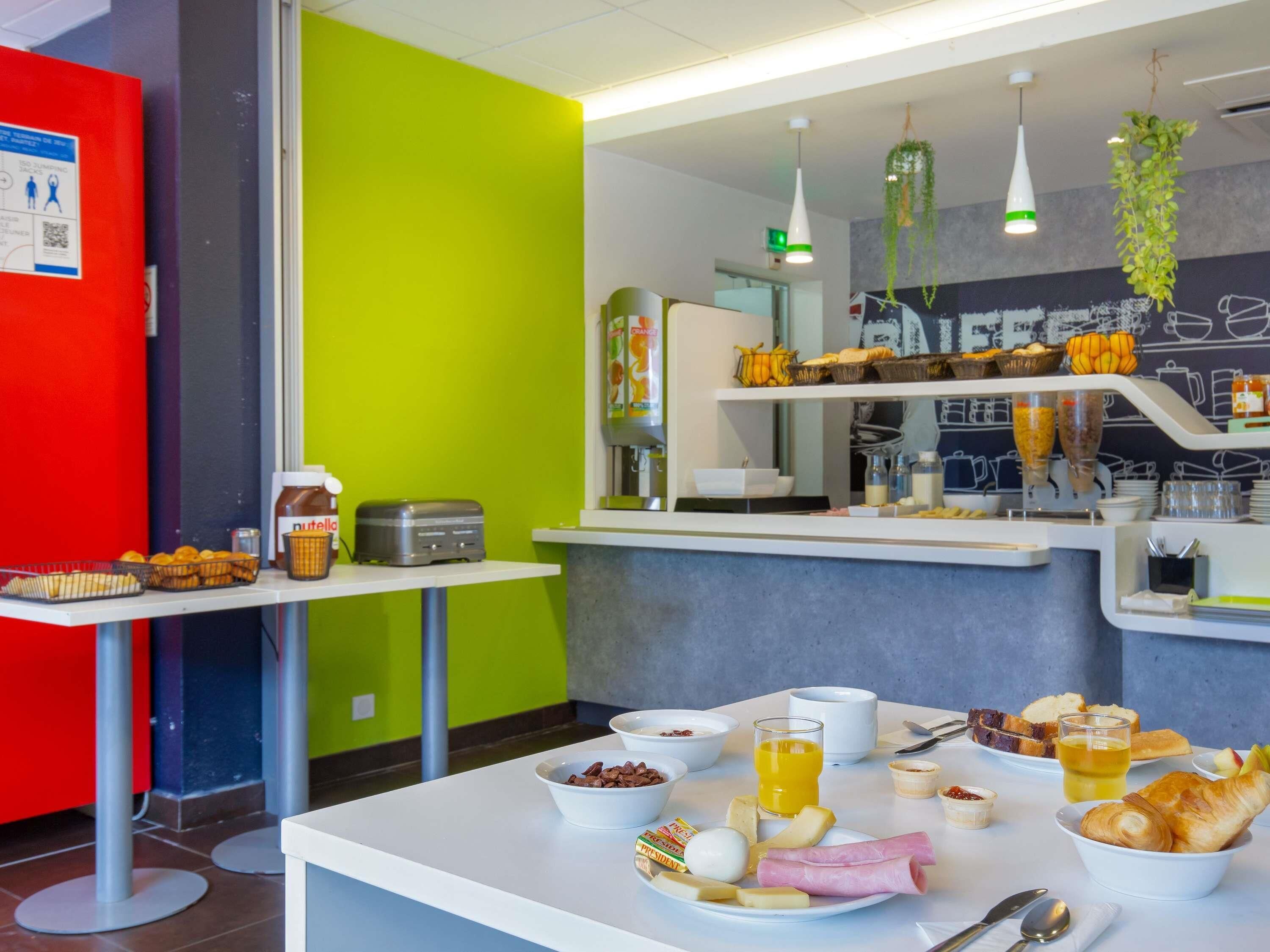 Un bufé de desayuno con diferentes opciones de comida y una estación de café.