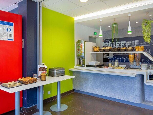 Un bar pour prendre le petit-déjeuner, avec un grille-pain, du Nutella et des viennoiseries.