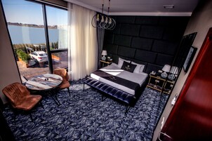 Standard Room, 1 King Bed, Lake View | Premium bedding, in-room safe, soundproofing, iron/ironing board