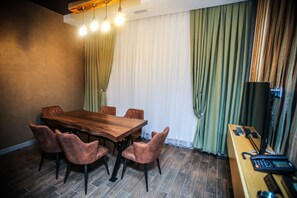 ห้องแฟมิลี่สำหรับสี่ท่าน, 2 ห้องนอน | ห้องนั่งเล่น | ทีวีจอแอลซีดี 43 นิ้ว พร้อมช่องดาวเทียม, พื้นอุ่น