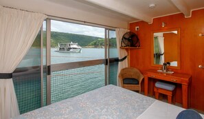 Individually decorated, individually furnished, desk, soundproofing - Shayamanzi Houseboats (Jozini)