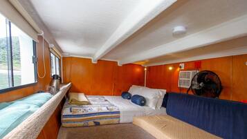 Cabin (Pontoon) | Individually decorated, individually furnished, desk, soundproofing