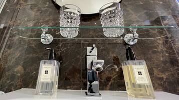 Double Room | Bathroom | Shower, free toiletries, hair dryer, bidet
