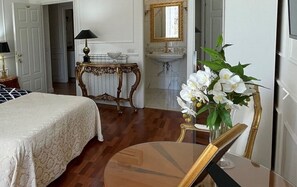 Quarto triplo | Escrivaninha, Wi-Fi de cortesia