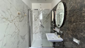 Double Room | Bathroom | Shower, free toiletries, hair dryer, bidet