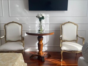 Triple Room | Desk, free WiFi