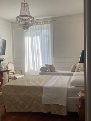 Quarto triplo | Escrivaninha, Wi-Fi de cortesia