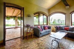 Suite familiar | Sala de estar | Una televisión de pantalla plana