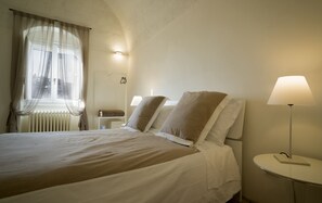 高級雙人房 | 高級寢具、房內夾萬、書桌、隔音