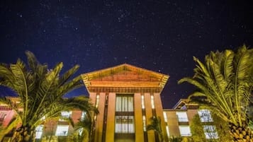 واجهة المنشأة - في المساء/الليل