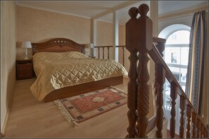 Deluxe-huoneisto, parveke | Työpöytä, äänieristys, silitysrauta/-lauta, lisävuoteet