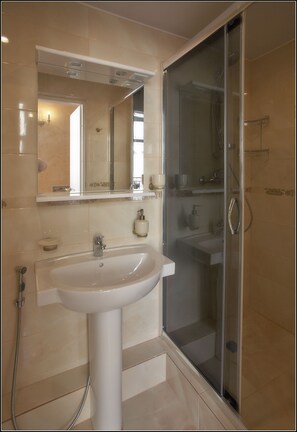 Deluxe Apartment, Balcony | Bathroom | Shower, free toiletries, hair dryer, slippers